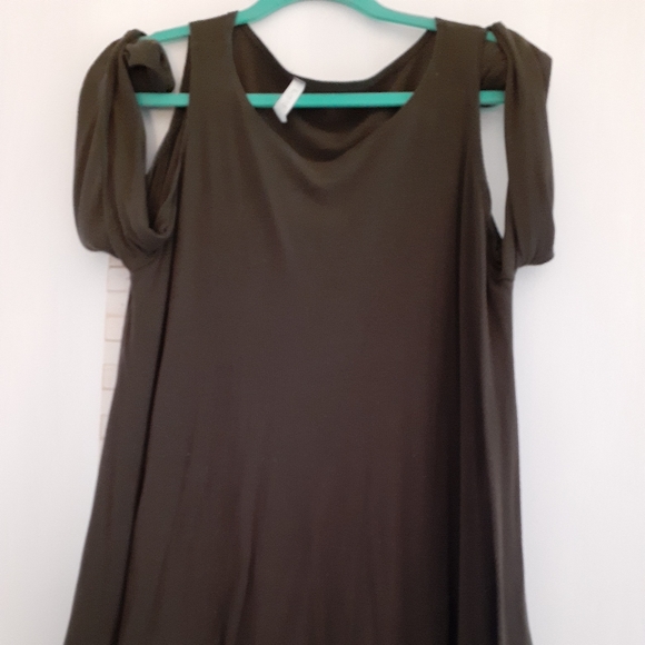 Lyss Loo Tops - LYSS LOO 🤎🤎🤎 Cold Shoulder long sleeve